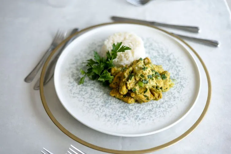Yoğurtlu meze ve menemen sunumu