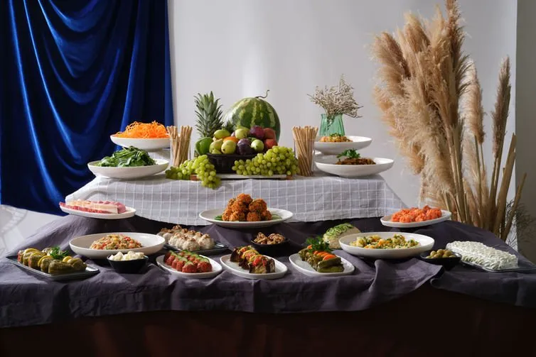 Açık büfe masasında zeytinyağlı ve sebzeli meze çeşitleri