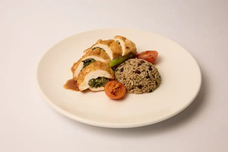 Tavuk sarma ve bulgur pilavı sunumu
