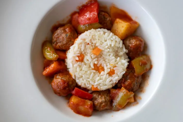 Sebzeli et yemeği ve pilav tabağı