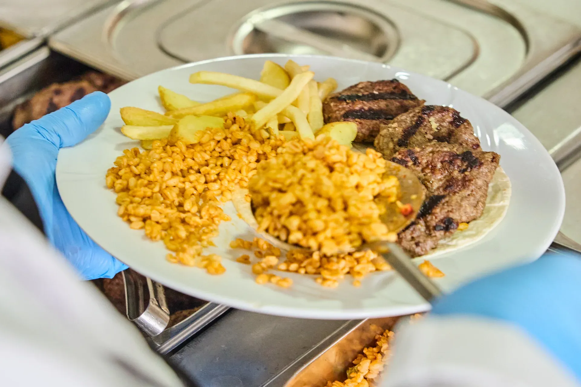 Tavada hazırlanan kremalı mantarlı makarna