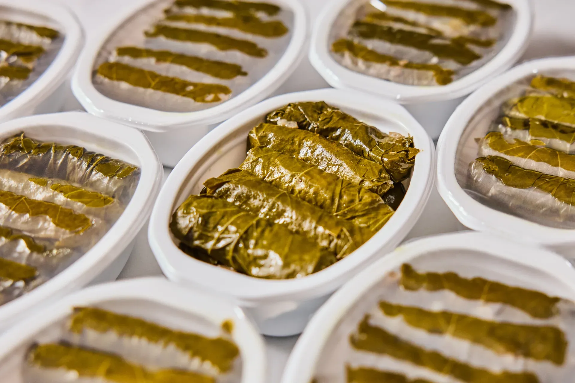 Tepside porsiyonlanmış günlük menü: makarna, salata ve tatlı