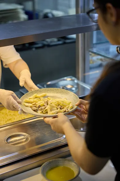 Sıcak servis hattında köfte ve bulgur pilavı