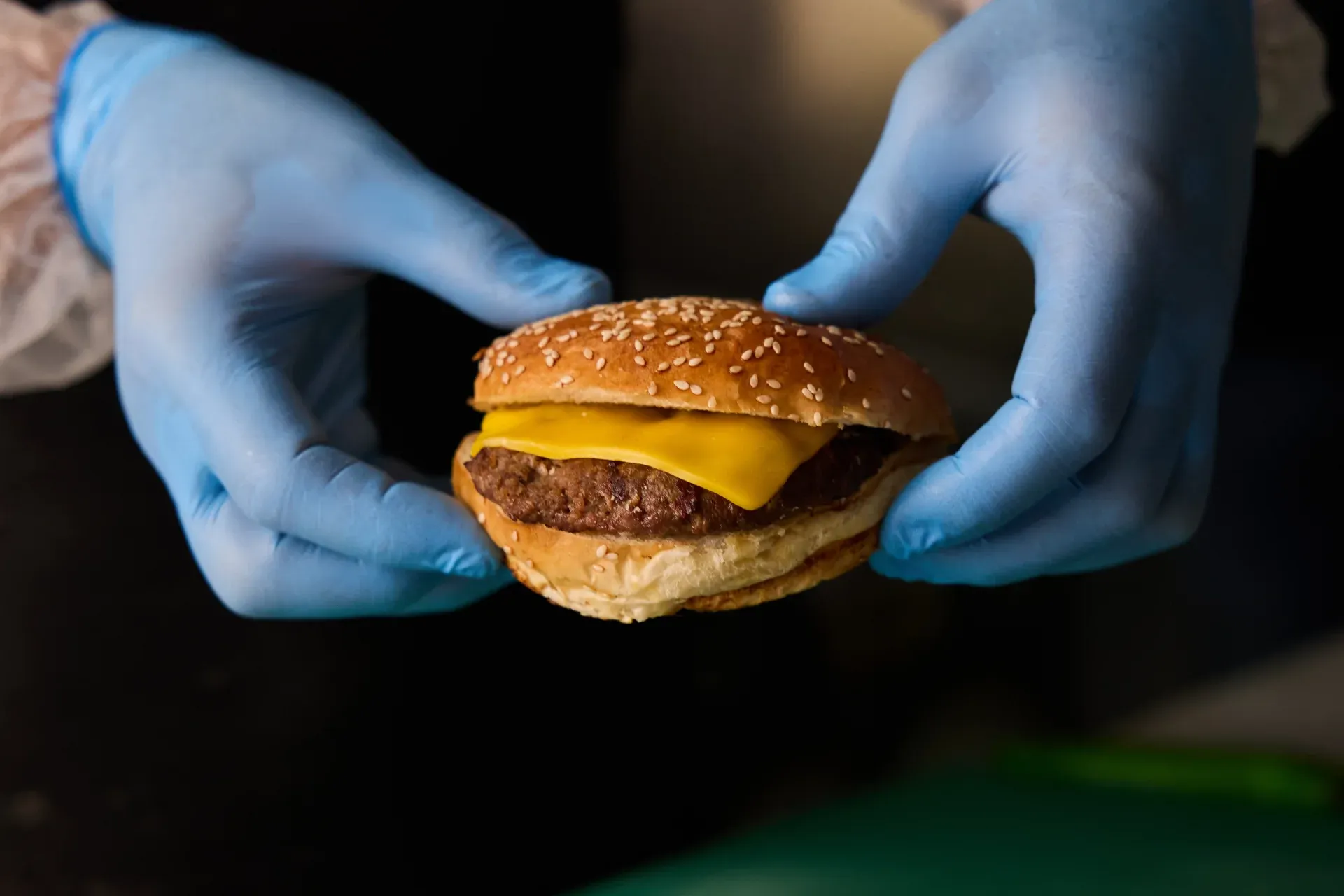 Eldivenli ellerde hazırlanmış hamburger