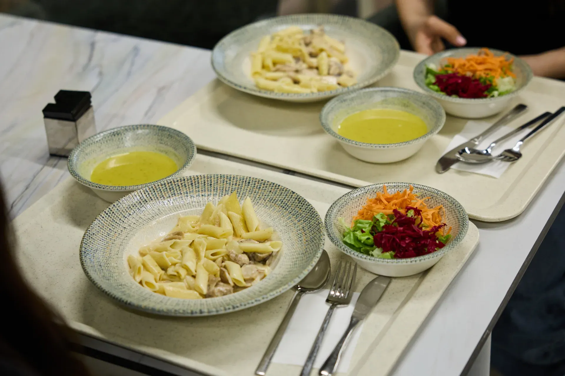 Mermer masada tepside makarna, çorba ve salata