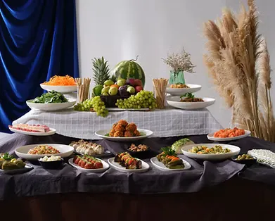 Kurumsal etkinlik için katlı sunum standlarıyla hazırlanmış açık büfe